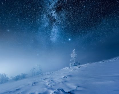 Обои на рабочий стол Звезное небо над природой в снегу, фотограф Mikko Lagerstedt