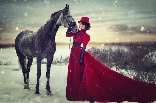 Обои на рабочий стол Девушка стоит рядом с лошадью, фотограф Margarita Kareva