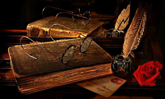Обои на рабочий стол Очки на старой книге, перо в чернильнице и красная роза, by Blaze