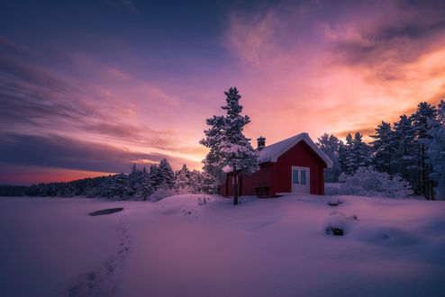 Обои на рабочий стол Домик в окружении снежной природы, Ringerike, Norway / Ringerike, Норвегия, фотограф Ole Henrik Skjelstad