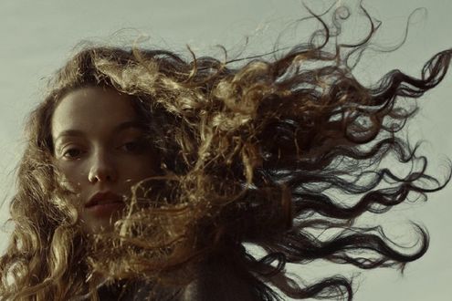 Обои на рабочий стол Девушка с развевающимися волосами, Marta Bevacqua Photography