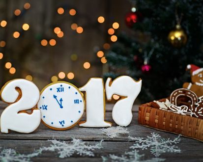 Обои на рабочий стол 2017 из печенья, на заднем плане новогодняя елка и огни