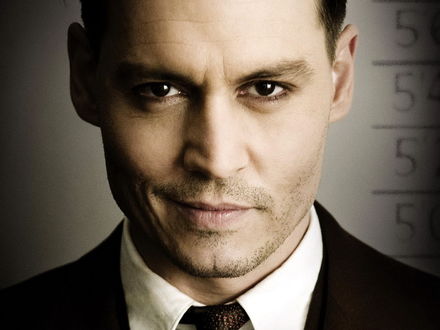 Обои на рабочий стол Улыбающийся Johnny Depp / Джонни Депп - американский актер, кинорежиссер, музыкант, сценарист и продюсер