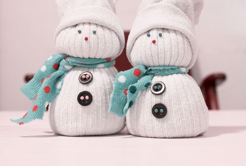 Обои на рабочий стол Игрушки-самоделки, два снеговика на сером фоне