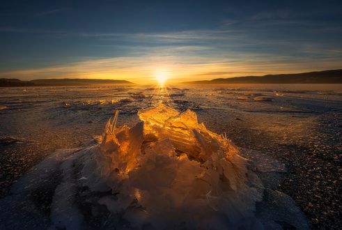 Обои на рабочий стол Лед в солнечных лучах, фотограф Ole Henrik Skjelstad