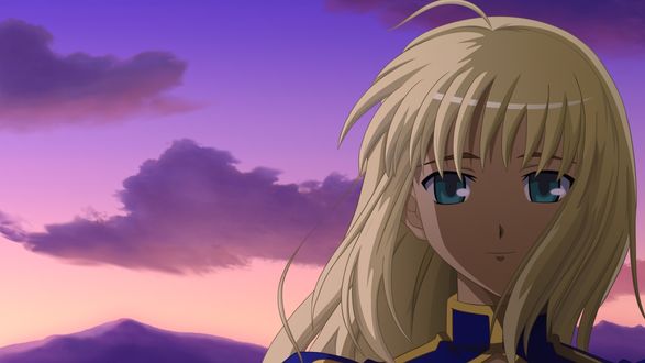 Обои на рабочий стол Артурия Пендрагон / Artoria Pendragon / Король Артур / King Arthur / Сейбер / Saber из серии аниме и новелл Fate / Stay night / Судьба: Ночь схватки / Ночь прибытия с распущенными волосами нежно улыбается на закате