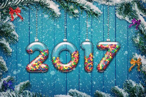 Обои на рабочий стол Надпись 2017 наполненная разноцветными шариками висит на фоне голубого забора в виде елочных игрушек