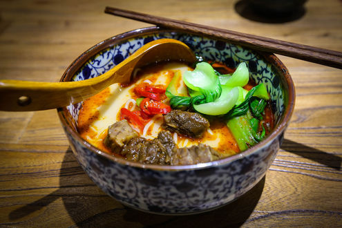Обои на рабочий стол Японская кухня: миска с мясным супом, ложка и палочки для еды