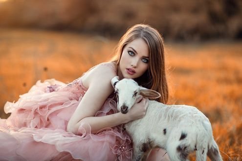 Обои на рабочий стол Девушка в розовом платье обнимает барашка, фотограф Alessandro Di Cicco