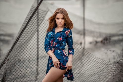 Обои на рабочий стол Девушка в цветастом платье оголила ножку, фотограф Sergey Piltnik / Пилтник