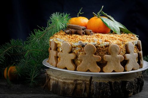 Обои на рабочий стол Медовый торт украшен веточками елки, палочками корицы, печеньем и мандаринами, фотограф Vladislav Nosick