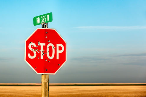 Обои на рабочий стол Знак STOP / СТОП с отверстиями от пуль и надпись RD 325 N