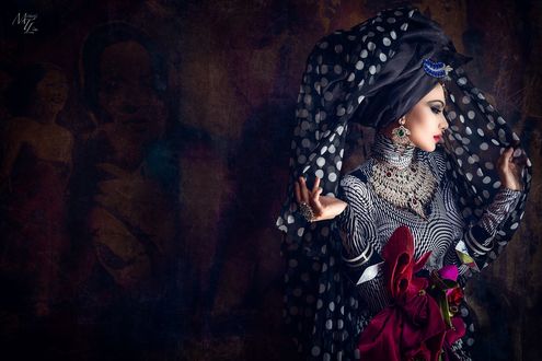Обои на рабочий стол Модель Ann Умали с серьгами и необычном наряде, фотограф Michael T. Lim