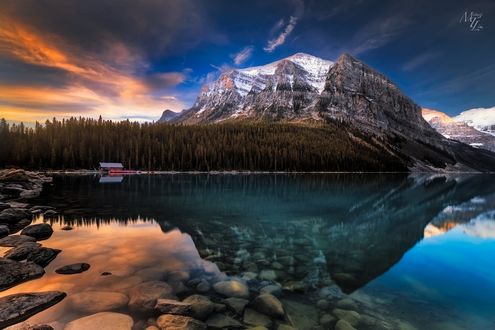 Обои на рабочий стол Восход над озером Louise in Alberta, Canada / Луиза в Альберте, Канада, фотограф Michael T. Lim