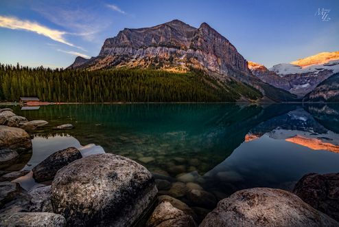 Обои на рабочий стол Восход над озером Louise in Alberta, Canada / Луиза в Альберте, Канада, фотограф Michael T. Lim