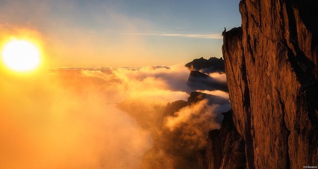 Обои на рабочий стол Мужчина сидит на краю скалы, встречая рассвет, Norway, Senja. Island Senja / Норвегия, Сеня, остров Сенья, фотограф Andrej Bazanov