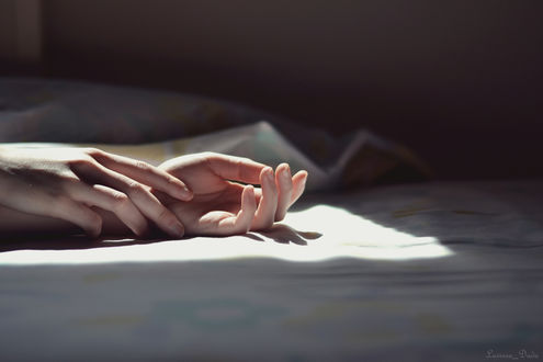 «Две девушки лежат на кровати…» — картинка создана в Шедевруме