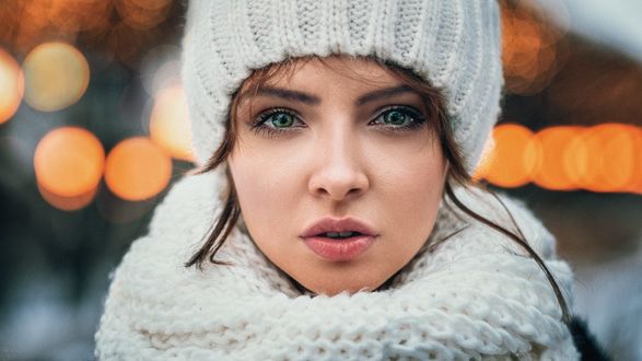 Обои на рабочий стол Девушка в вязанной шапке и шарфе, фотограф Георгий Чернядьев