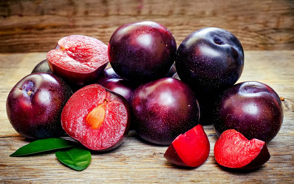 Обои для рабочего стола Горка вкусных синих слив
