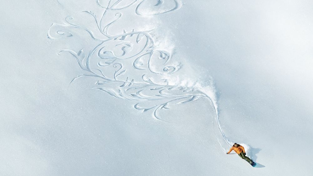 Обои для рабочего стола Горнолыжник при спуске с горы, нарисовал лыжами узоры на снегу