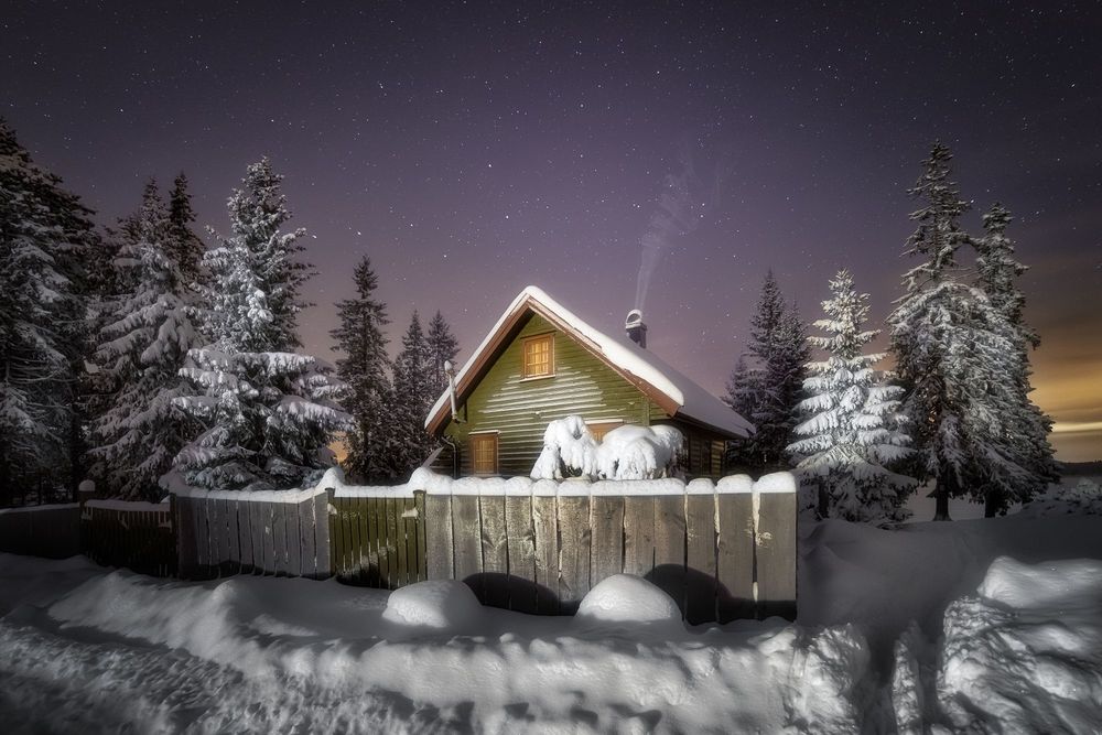 Обои для рабочего стола Деревянный домик за забором в окружении елей, фотограф Ole Henrik Skjelstad