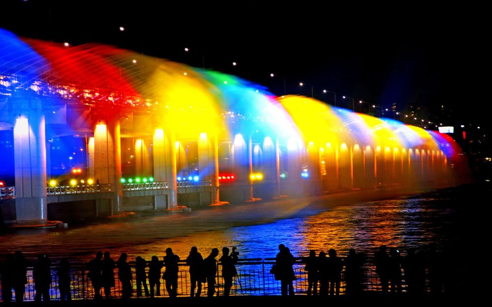 Обои для рабочего стола Южная Корея, город Сеул, люди любуются разноцветным фонтаном