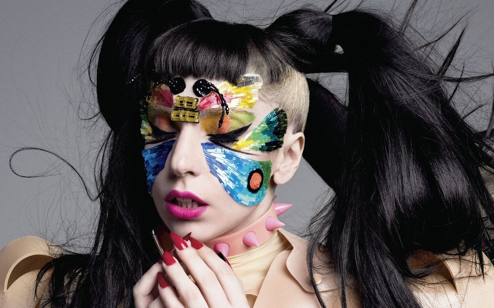 Обои для рабочего стола Lady Gaga / Леди Гага с макияжем на лице в виде бабочки