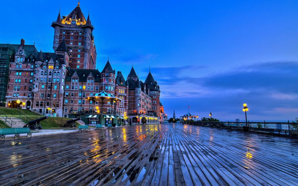 Обои для рабочего стола Замок Фронтенак / Château Frontenac в Квебеке (Канада), в вечернее время