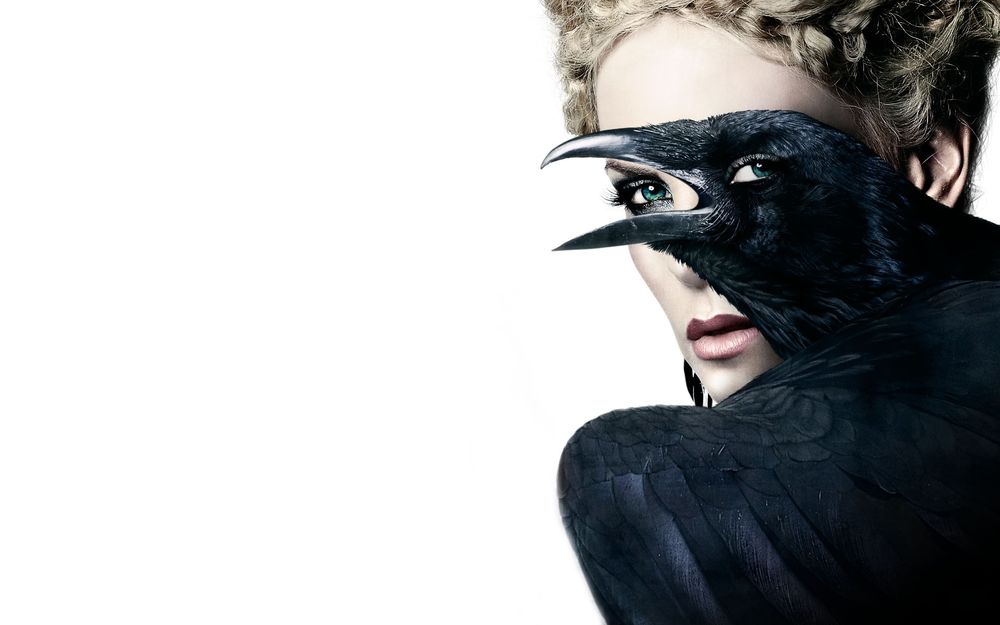 Обои для рабочего стола Королева Ровенна / Ravennа / Шарлиз Терон / Charlize Theron и черный ворон, фильм Белоснежка и охотник / now White and the Huntsman