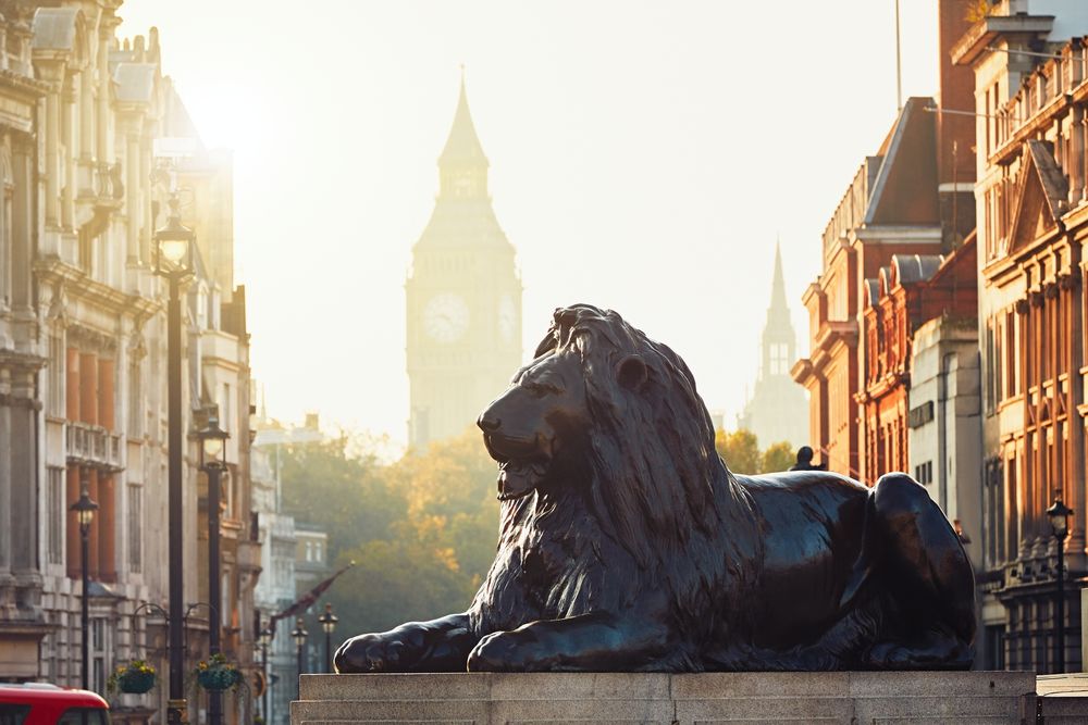 Обои для рабочего стола Скульптура лежащего каменного льва на фоне Бик-Бена в Лондоне, Англия