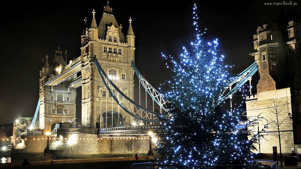 Обои для рабочего стола Рождественская елка с огнями возле Тауэрского моста через Темзу