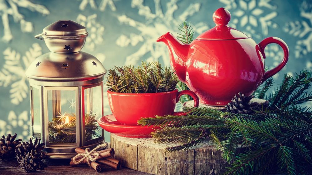 Обои для рабочего стола Новогодний натюрморт: красный чайник и чашка на блюдце рядом с фонарем и еловыми ветками