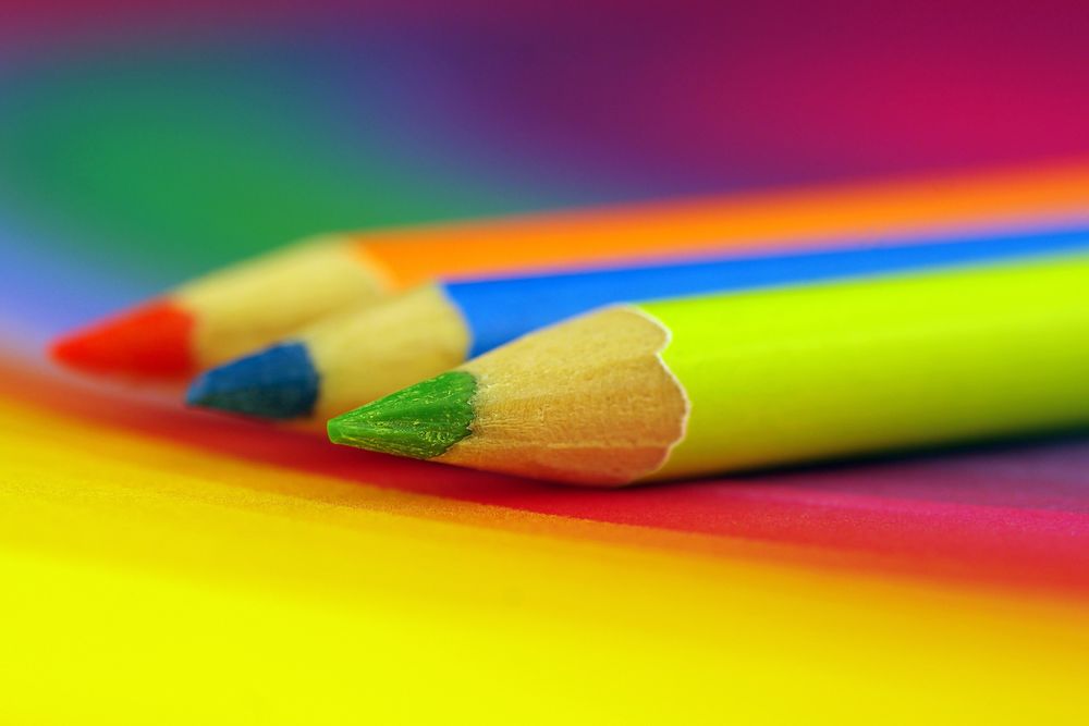 Обои для рабочего стола Три разноцветных карандаша
