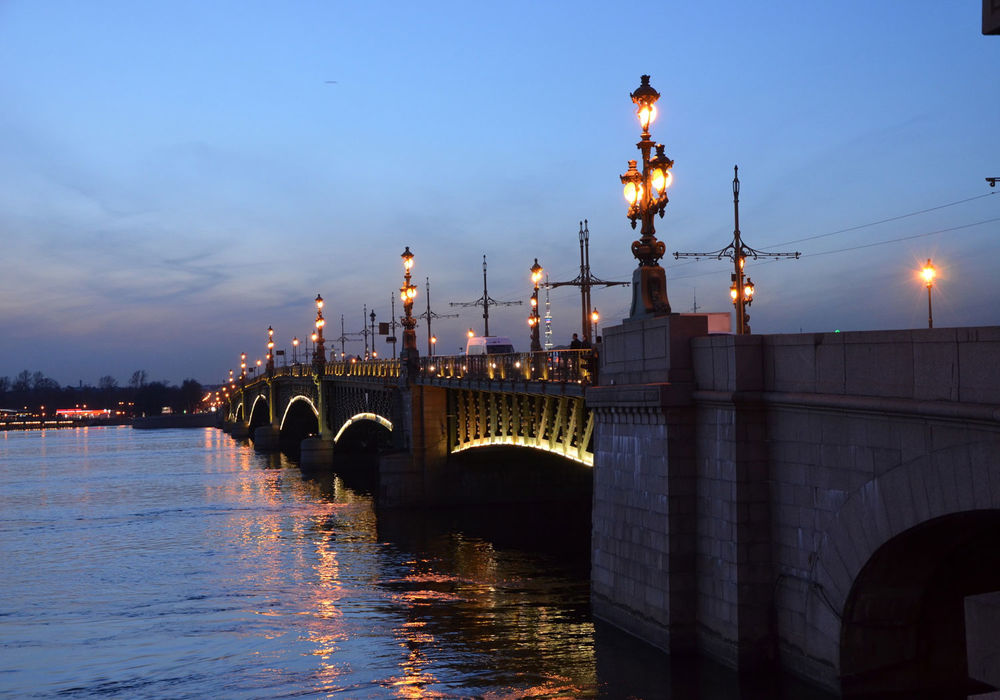 Обои для рабочего стола Мост через реку Неву в Санкт-Петербурге, фонари вечер