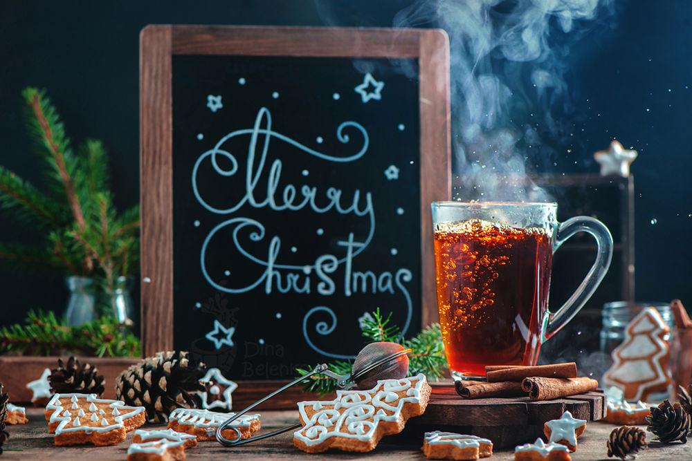 Обои для рабочего стола Чашка горячего чая, имбирное печенье, в виде елочек, палочки корицы, by dinabelenko (Merry Christmas)