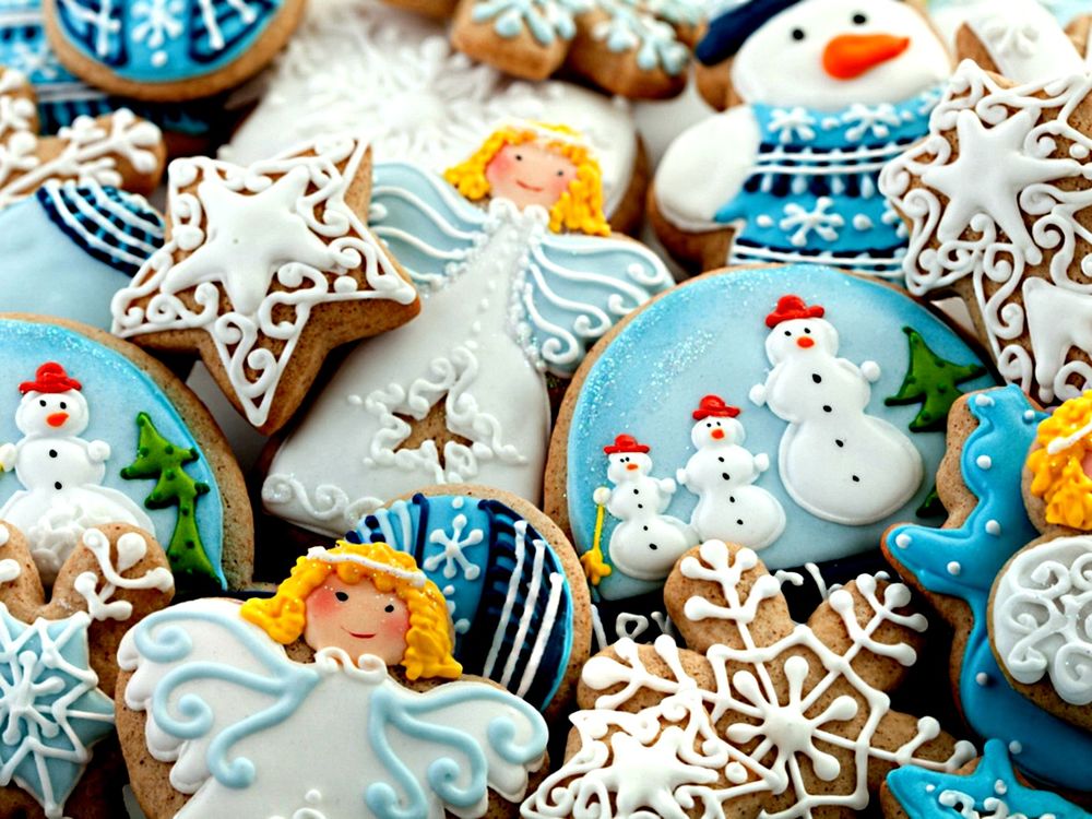 Обои для рабочего стола Фигурное печенье с разным рисунком ангела, снеговика, звездочки и снежинки