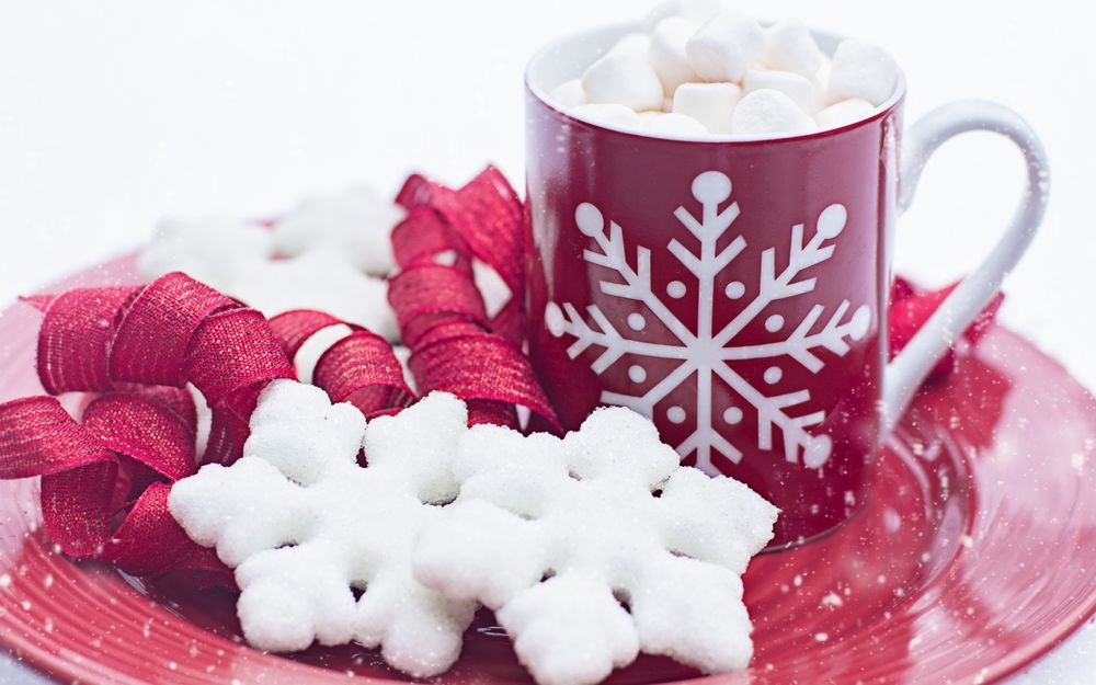 Обои для рабочего стола Кружка горячего шоколада с маршмеллоу и печенье в виде снежинок на красной тарелке