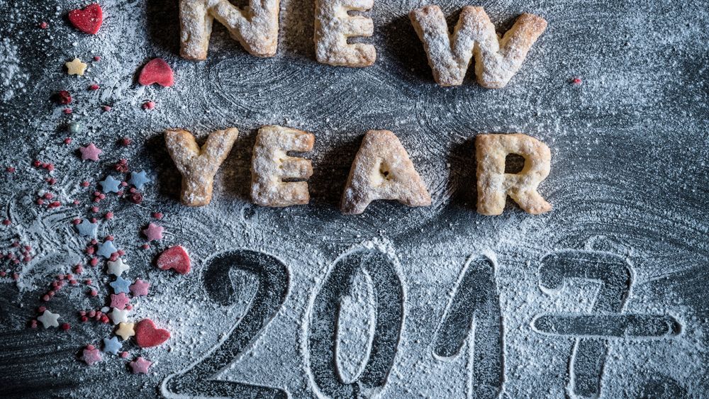 Обои для рабочего стола Надпись (New Year / Новый Год), выложенная из печенья, 2017, написанная на муке и рассыпанная фигурная посыпка