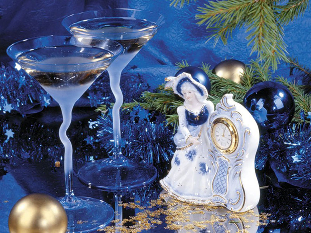 Обои для рабочего стола Статуэтка женщина с часами на столе, фужеры с шампанским, новогодние шары, украшения, ветки елки на столе