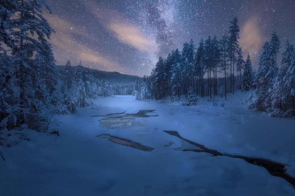 Обои для рабочего стола Звезное небо над зимней природой, Norway / Норвегия, фотограф Ole Henrik Skjelstad