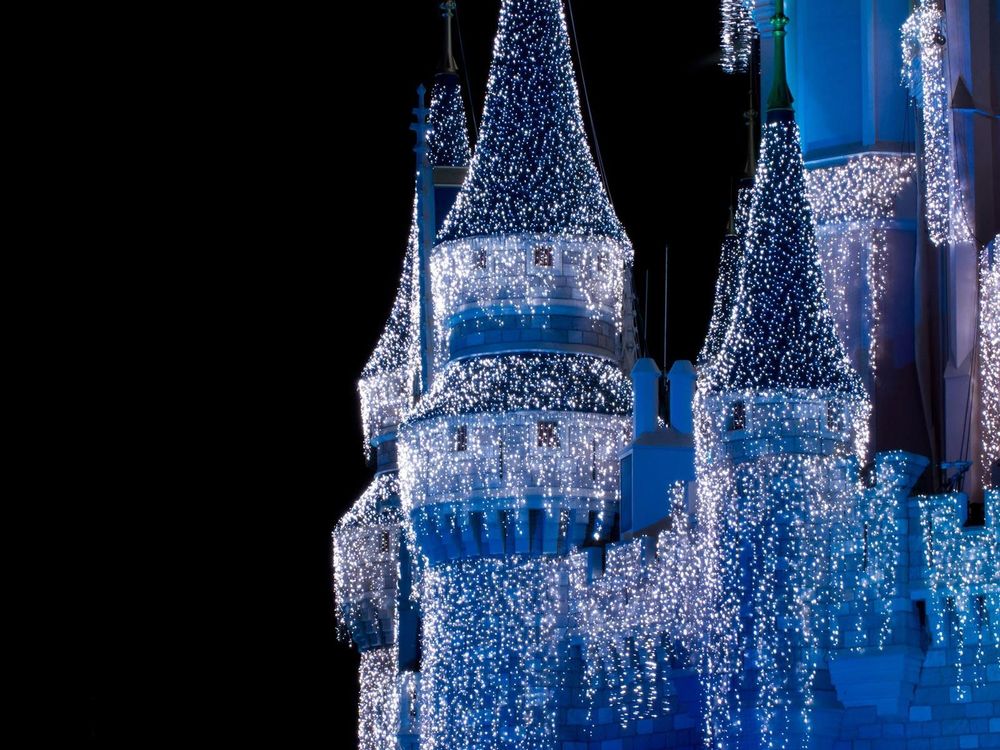 Обои для рабочего стола Замок Disneyland / Диснейленда, наряженный гирляндами к Новому году на фоне ночного неба