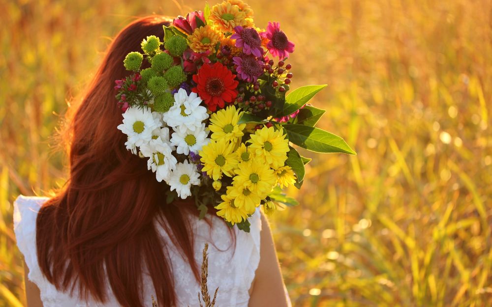 девушка с цветами
