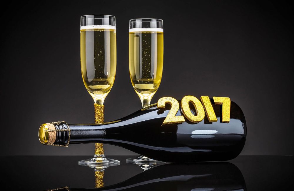 Обои для рабочего стола Два бокала шампанского и бутылка с цифрами 2017
