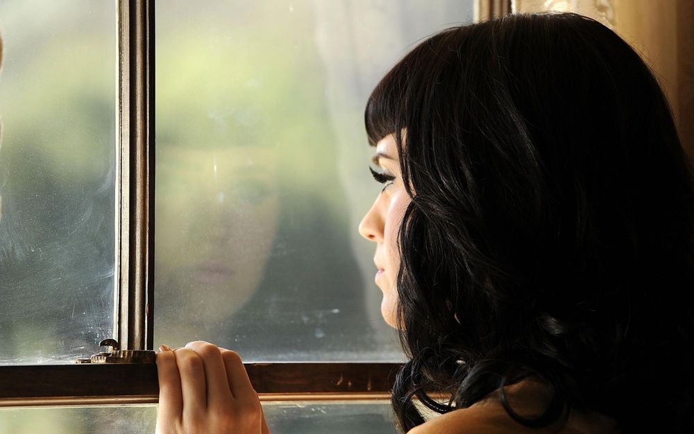 Обои для рабочего стола Katy Perry / Кэти Перри смотрит в окно