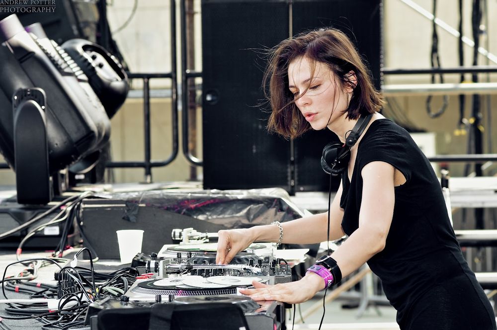 Обои для рабочего стола Диск-жокей Nina Kraviz, by Andrew Potter