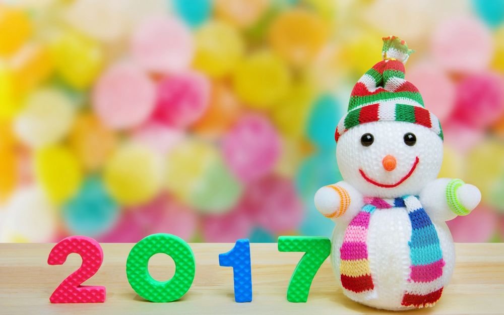 Обои для рабочего стола Снеговичок в шапочке и цифры 2017 на разноцветном фоне
