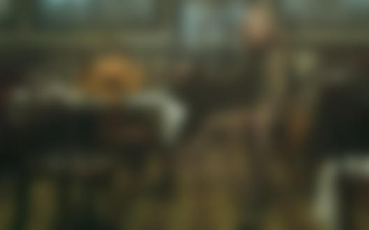 Обои на рабочий стол Американская поп-певица, танцовщица, актриса и детская писательница Madonna Louise Ciccone / Мадонна Луиза Чикконе сидит в ресторане за столиком