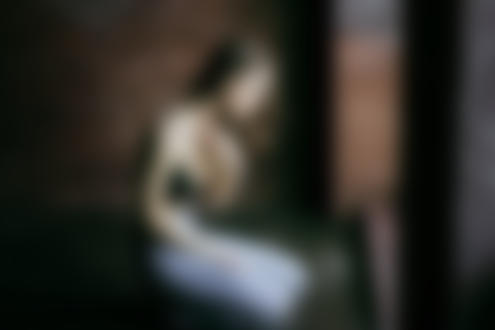 Обои на рабочий стол Девушка сидит на полу, фотограф Яна Репина