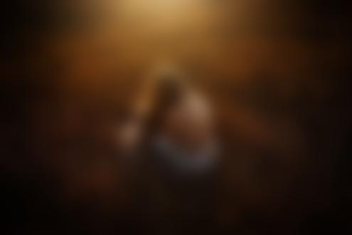 Обои на рабочий стол Девушка в платье с оголенной спиной сидит в поле, фотограф TJ Drysdale