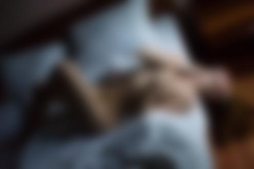 Обои на рабочий стол Модель Kristina Yakimova / Кистина Якимова лежит на кровати, фотограф Антон Мартынов
